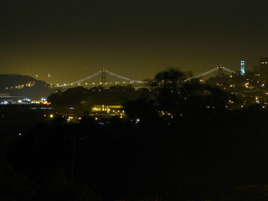 Blick auf die lichterfrohe Stadt.