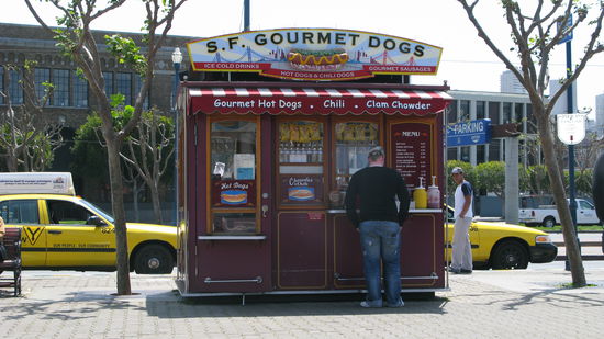 Besonders witzig fanden wir die HotDog-Buden, die es überall zu sehen gibt.