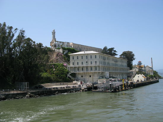 Schon von Weitem kann man das Hauptgebäude und den Gefängnistrakt erkennen.