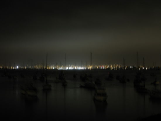 Die vielen Lichter am Hafen gaben eine schöne Stimmung.