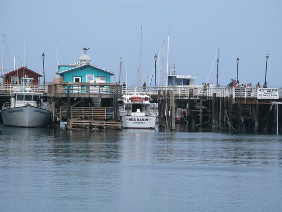 Unser Boot wartet schon auf uns, bevor es in die stürmische See geht.