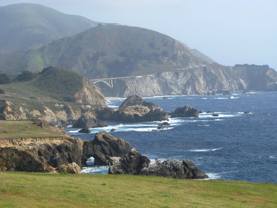 Die grosse Strassenbrücke im Hintergrund und die kleine "Natural Bridge" im Vordergrund geben ein gutes Bild ab.