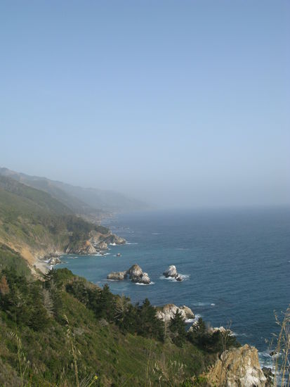 Steil gehts die Klippen runter in das grosse weite Meer.