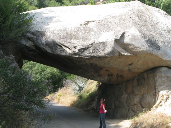 Der "Bridge Rock" (Brückenstein).
Hier kann sogar ein Auto unten durch fahren.