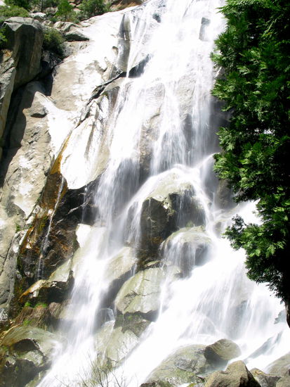 ...bis zu dem stark fliessenden "Grizzly Falls".