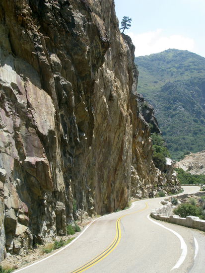 Bei diesen kurvigen Strassen durch den Park musste man stets wachsam sein. Es drohte Steinschlag...