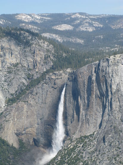 Hier der grösste Wasserfall von Nordamerika: Der 739 Meter hohe "Yosemite Fall"