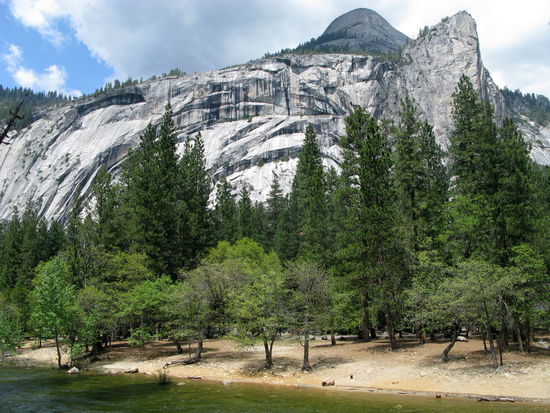 Die Struktur am Felsmassiv kommt hervorragend zur Geltung und beeindruckte uns sehr.
