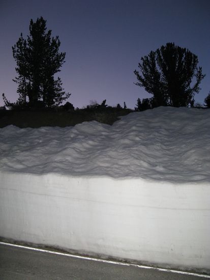 Wir wurden von meterhohen Schneemauern überrascht, die wir eigentlich nur von der Schweiz her kannten...