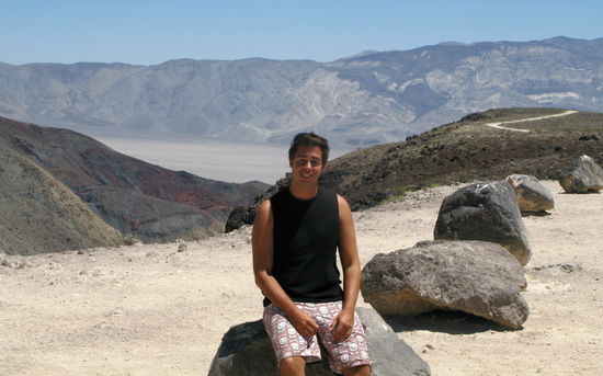 Ein Sandsturm fegt Celo heftig um die Ohren. Nach dem Posen gings sofort wieder in Deckung.