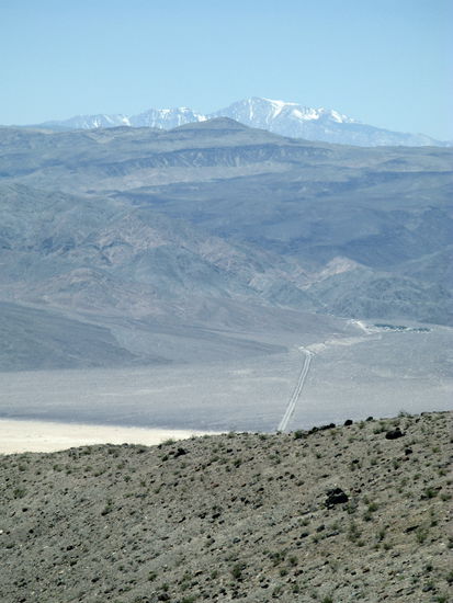 Seht ihr die Strasse in weiter Ferne? Von dort her kurvten wir auf diesen Hügel.