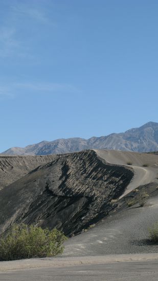 Der "Ubehebe Crater" ist ein grosser Vulkankrater...