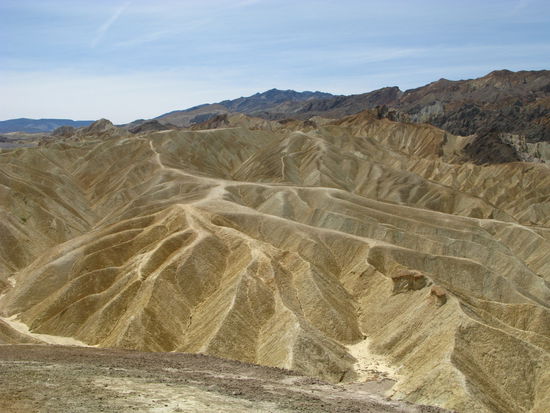 Durch die hohen Temperaturen, den Wind und ein nahe gelegenes Flussbett, das bei Gewittern im Sommer zu einem reißenden Wasserlauf anschwillt, sind die Formationen starker Erosion ausgesetzt.
