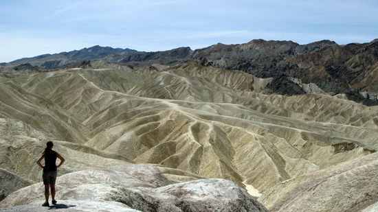 Fränzi blickt in's Weite und vergisst vor Staunen alles rundherum.