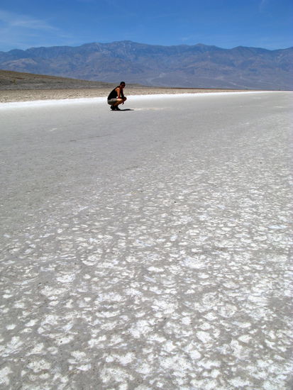Die Salzpfanne entstand durch das Austrocknen eines ehemals bis zu 200 Meter tiefen Sees vor 3.000 Jahren.