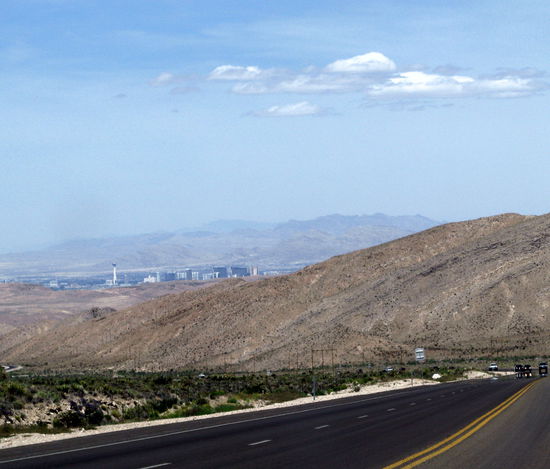 Das eher weniger glamouröse Vegas noch in weiter Ferne inmitten der Wüste.