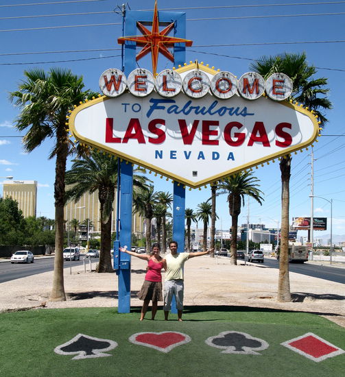 Hier beginnt der "Strip". Links &amp; rechts riesige Hotelkomplexe, Casinos und das rege Treiben der Touristen.