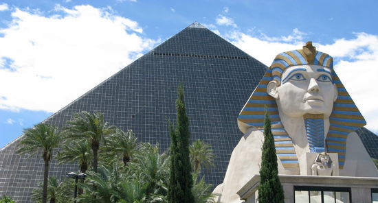 Der vergoldete Hotelkomplex "Luxor".