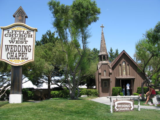 Heiraten ist in Vegas besonders populär. Fränzi beobachtet ein Päärchen, welches sich gerade die Kapelle anschaut. Keine Angst, wir Beide habens gelassen...