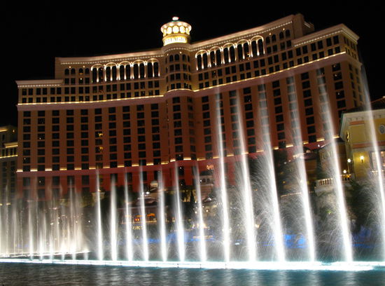 Die "Fontänen-Show" bei Nacht.