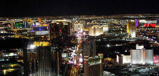 Man kann sogar das Ende von Vegas sehen. Da wo es schwarz ist, ist nämlich nur noch Wüste...