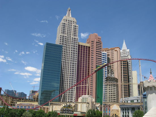 ...um das Hotel herum geht sogar eine Achterbahn.