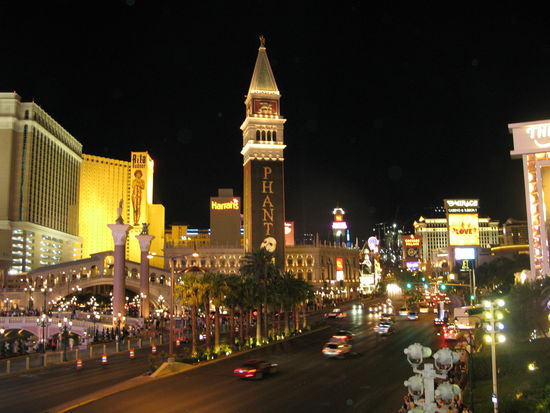 "The Strip". Auf der linken Seite das bezaubernde Hotel "Venetian".