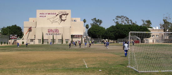 Jungs beim Football spielen an der Highschool.