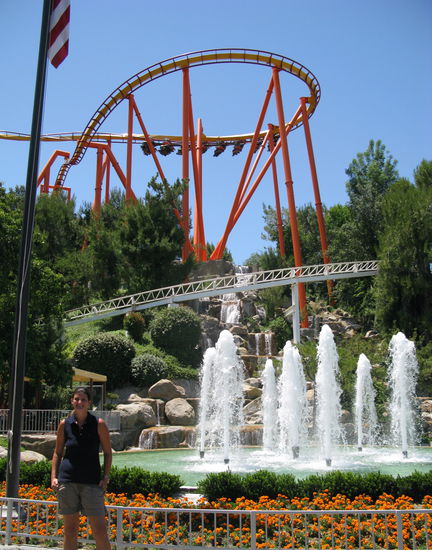 Als Erstes haben wir gleich eine der verrücktesten Achterbahn ausprobiert...