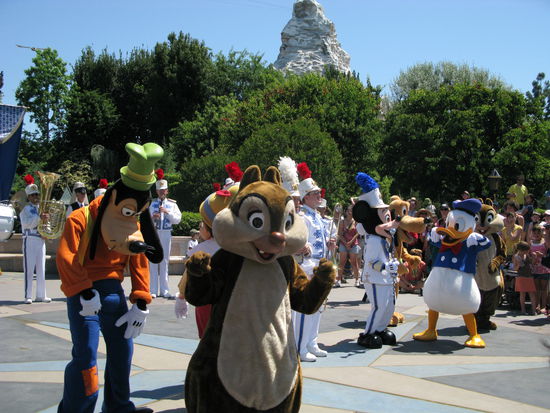 Wir werden von Mickey &amp; Co freundlich begrüsst.