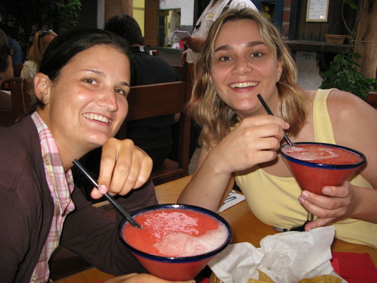 Die Schwestern sind wieder vereint. Also wird doch gleich mal kräftig angestossen!