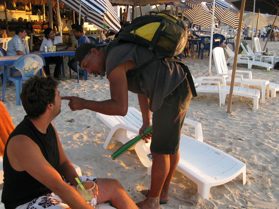 Dieses Bürschchen hier versuchte Celo mit einem Perlenkauf übers Ohr zu hauen. Zum Glück ist Celo nicht so der Perlenträger...