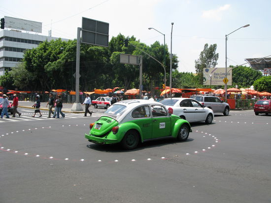 Ein Blick auf Mexico's Strassen. Dahinter ist Einer der vielen Märkte.