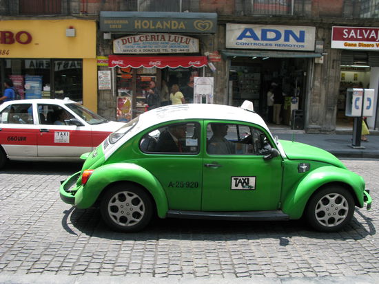 Die knallgrünen "Käfer-Taxis" haben uns besonders gefallen! Aber anscheinend darf man den drinsitzenden Taxifahrern nicht so ganz trauen...