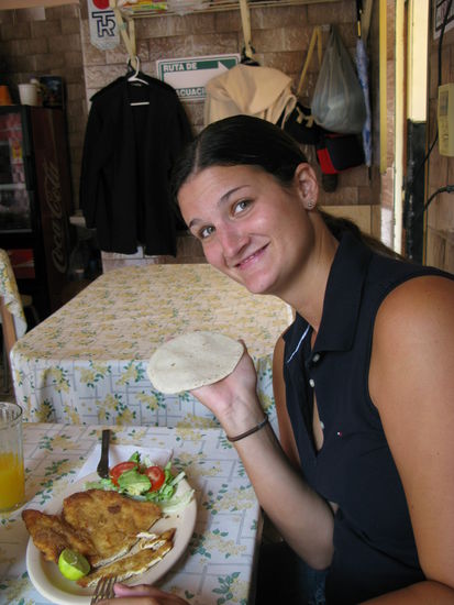 Auf der Suche nach einem leckeren Frühstück landeten wir in diesem einheimischen Restaurant. Wir verstanden zwar nicht was wir bestellten...