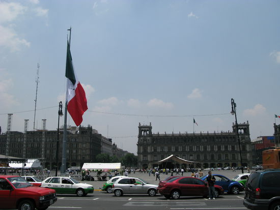 Der Regierungspalast im Hintergrund.