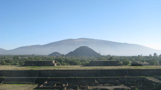 Schon von Weitem kann man die grosse &amp; die kleine Pyramide erkennen.