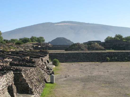 Auf dem Weg zu den Pyramiden kam man an so einigen interessanten Ruinen vorbei.