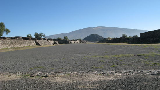 Spaziergang auf der "Strasse der Toten". Im Hintergrund die "Mondpyramide" zu sehen.
