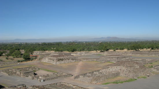Ausblick von oben. In der Ferne kann man sogar den Smog über der Stadt erkennen. Ziemlich ecklig!