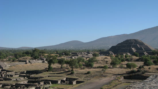 Aussicht von der grösseren Sonnenpyramide aus zur kleineren Mondpyramide...