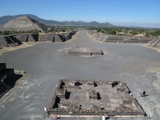 Umgekehrt hatte man natürlich auf der "Pyramide de la Luna" einen genau so guten Ausblick auf die "Strasse der Toten"...