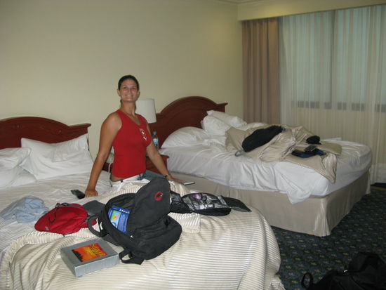 Fränzi wartet schon aufgeregt im Hotelzimmer bis es endlich losgeht. Das "Hopp Schwiz" T-Shirt natürlich schon angezogen...