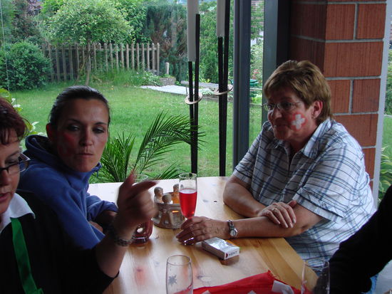 Hopp Schwiz!! Vor lauter diskutieren sind wir fast nicht mehr zum Fussball schauen gekommen. Ups!