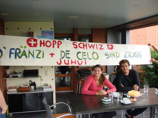 Mit diesem Plakat wurden wir am Flughafen empfangen. Wegen der grossen Aufregung ging da das Fotografieren leider ein wenig unter... 