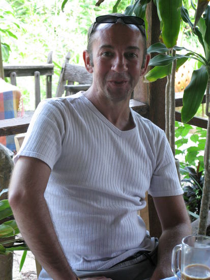 Unser Samui-Fuehrer Gillbert beim Morgenkaffee. Wenn nicht auf Samui, ist er im Hotel Alpenhof in Melchtal zu finden.  www.hotelalpenhofpost.ch