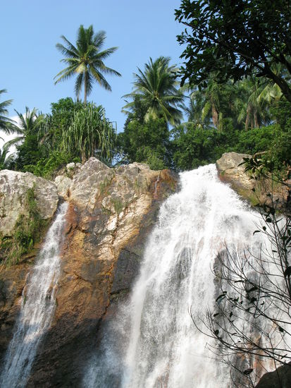 Der 18 Meter Wasserfall; groesste Attraktion der Insel.