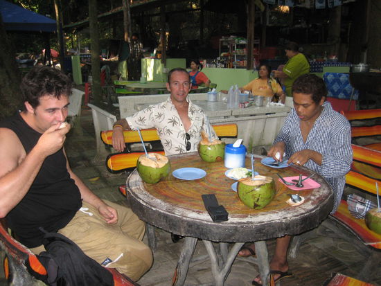 Beim einheimischen Mittagessen. Auch die Kokosnuesse waren lecker; unser neues Lieblingsgetraenk. 