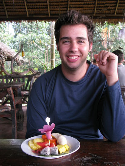 ... noch mueder; die Augen sind schon fast sooo klein wie bei den Thailaendern 