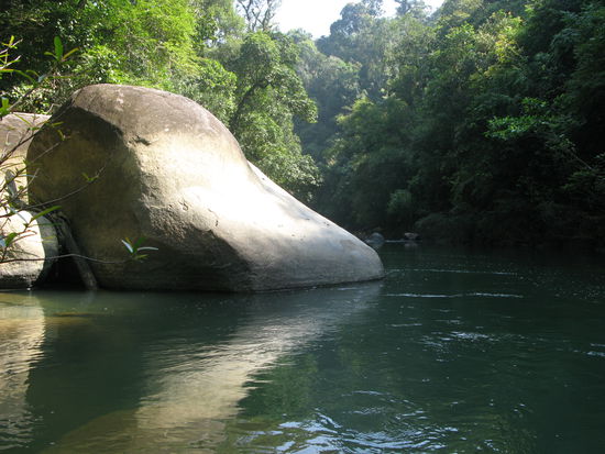 Riesige Steine im Fluss